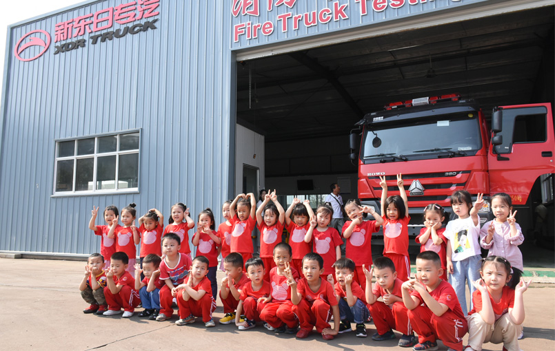 小朋友和消防車(chē)合影 小朋友和消防車(chē)合影